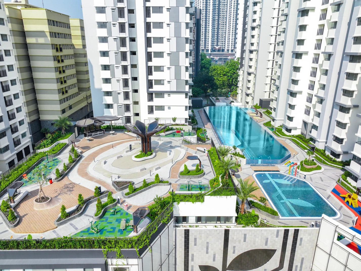 Tầng tiện ích trên cao hơn 4000 m² với điểm nhấn là hồ bơi vô cực dài 50 m