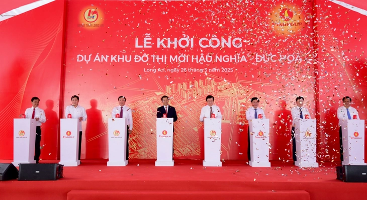 Nguyên Chủ tịch nước Trương Tấn Sang, chủ đầu tư và lãnh đạo tỉnh Long An bấm nút khởi công dự án