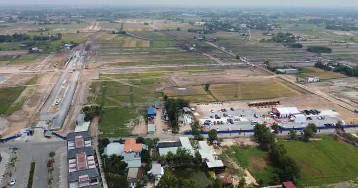 Mặt bằng sạch dự án kết nối với tuyến phố mới của thị trấn Hậu Nghĩa đã được bàn giao để Vingroup đầu tư xây dựng khu đô thị mới