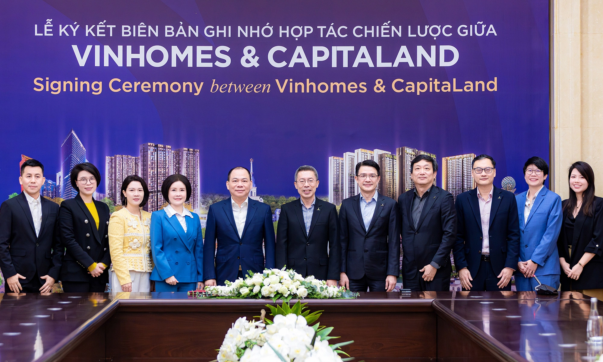 Ông Phạm Nhật Vượng (thứ 5 từ trái) tại lễ ký ghi nhớ hợp tác chiến lược với CapitaLand Development sáng 5/5